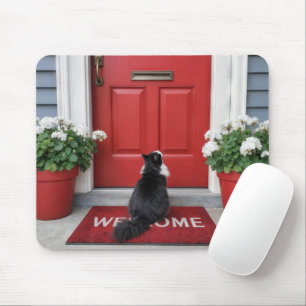 Katze im Smoking auf einer roten Willkommensfußmat Mousepad