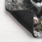 Katze im Smoking gräbt einen Mondkrater mit einer Mousepad (Ecke)