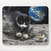 Katze im Smoking gräbt einen Mondkrater mit einer Mousepad (Vorne)
