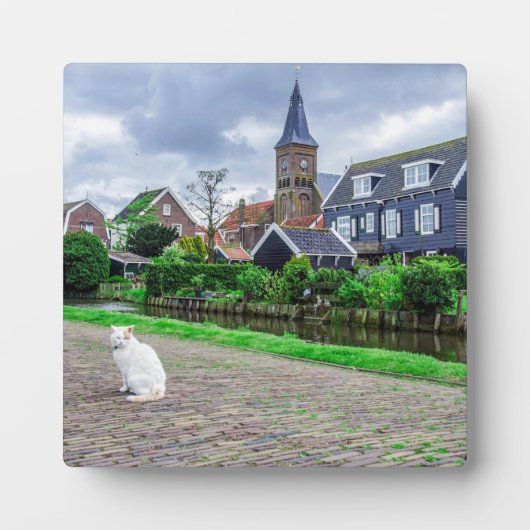 Katze im traditionellen Fischerdorf Fotoplatte (Vorderseite)