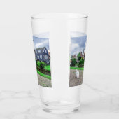 Katze im traditionellen Fischerdorf Glas (Links)