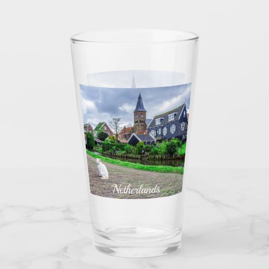 Katze im traditionellen Fischerdorf Glas (Vorderseite)