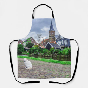 Katze im traditionellen Fischerdorf Schürze