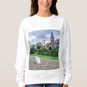 Katze im traditionellen Fischerdorf Sweatshirt