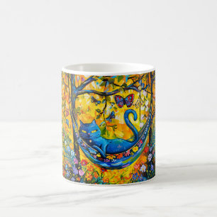 Katze in der Hängematte unter dem Baum Kaffeetasse