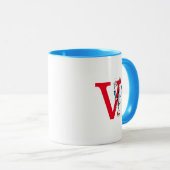 Katze in der Hat Balancing Act Monogram V Tasse (VorderseiteRechts)