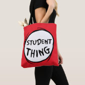 Katze in der Hut, die eine Sache, die zwei Student Tasche (Von Nahem)