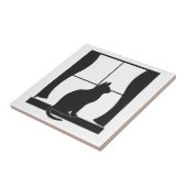 Katze in der Silhouette, die am Fenster sitzt Fliese (Seite)