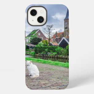 Katze in einem traditionellen Fischerdorf iPhone 13 Hülle