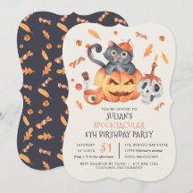 Katze in einer KürbisHalloween-Geburtstagsparty