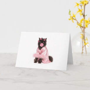 Katze in rosa Robe mit Haarrollern und Bubblegum Karte
