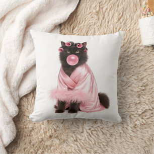 Katze in rosa Robe mit Lockenwicklern und Bubble-G Kissen