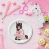 Katze in rosa Robe mit Lockenwicklern und Bubble-G Pappteller (Party)