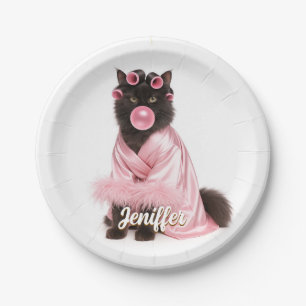 Katze in rosa Robe mit Lockenwicklern und Bubble-G Pappteller