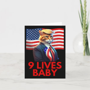 Katze in Suite mit Trump Haar amerikanische Flagge Karte