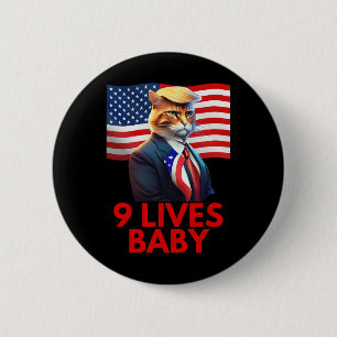 Katze in Suite mit Trump-Haar amerikanischer Flagg Button
