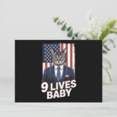 Katze in Suite mit Trump Hair American Flag 9 Live Einladung (Stehend Vorderseite)