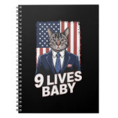 Katze in Suite mit Trump Hair American Flag 9 Live Notizblock (Vorderseite)