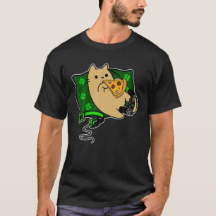 Katze isst Pizza und kühlt auf grünem Kissen T-Shirt