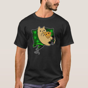 Katze isst Pizza und kühlt auf grünem Kissen T-Shirt
