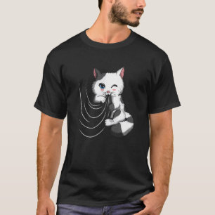 Katze Kuschelt Mit Bettdecke Spielt Mit Vorhang T-Shirt