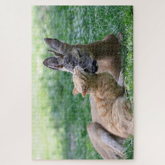 Katze küsst Hirsche auf dem Gras draußen Puzzle (Vertikal)