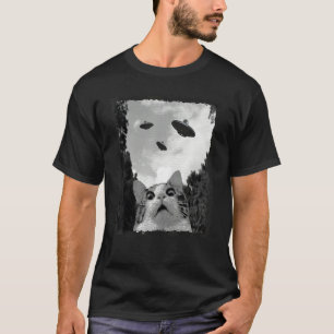 Katze läuft vor Außerirdischen Raumschiffen Katze T-Shirt