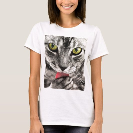 Katze leckt T-Shirt (Vorderseite)
