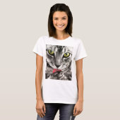 Katze leckt T-Shirt (Vorne ganz)