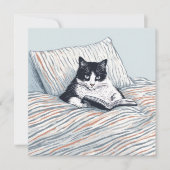 Katze lesend im Bett Einladung (Vorderseite)