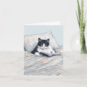 Katze lesend im Bett Karte (Vorderseite)
