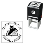 Katze liegt auf offenem Buch - Bibliotheksbuchname Permastempel (Beispiel)