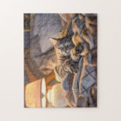 Katze liegt auf Sofa mit Decke und Lampe Puzzle (Vertikal)