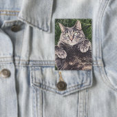Katze liegt im Gras Button (Insitu)