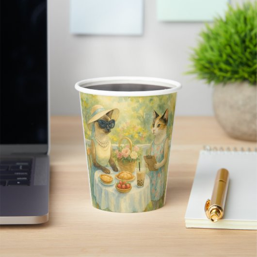 Katze macht ein Picknick im Garten Pappbecher (InSitu)