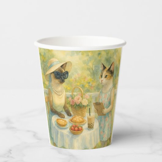 Katze macht ein Picknick im Garten Pappbecher (Vorderseite)