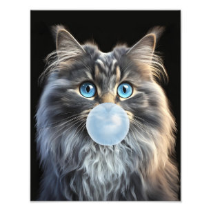 Katze mit blauen Augen, die einen blauen Kaugummi Fotodruck