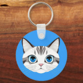 Katze mit blauen Augen vor einem hellblauen Hinter Schlüsselanhänger (Rückseite)