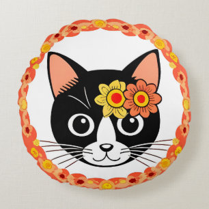 Katze mit Blumenkopfteil, umgeben von Dekorationen Rundes Kissen