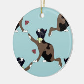 Katze mit Bogen fängt einen Ladybug. Keramik Ornament (Links)