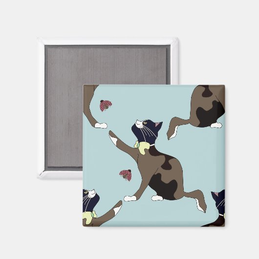 Katze mit Bogen fängt einen Ladybug. Magnet (Vorderseite/Rückseite)