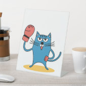 Katze mit Boxhandschuhen Sockelschild (In SItu)