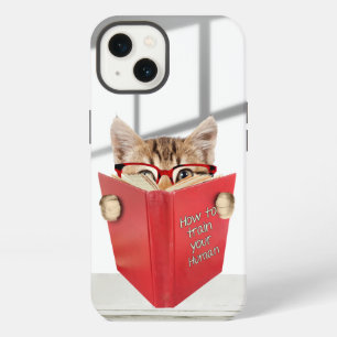 Katze mit Brille und rotem Buch iPhone 13 Hülle