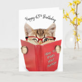 Katze mit Brille und Rotes Buch 65. Geburtstag Karte (Gelbe Blume)