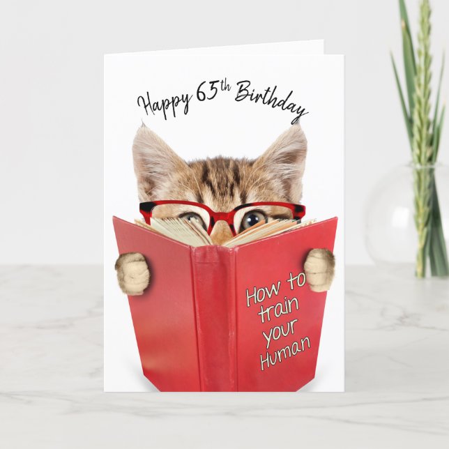 Katze mit Brille und Rotes Buch 65. Geburtstag Karte (Vorderseite)