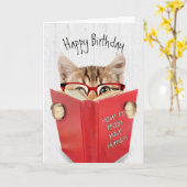 Katze mit Brille und Rotes Buch über Holz Karte (Gelbe Blume)