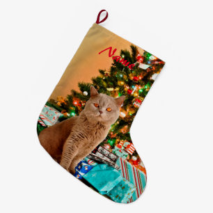 Katze mit dekoriertem Weihnachtsbaum und Geschenkb Großer Weihnachtsstrumpf