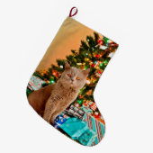 Katze mit dekoriertem Weihnachtsbaum und Geschenkb Großer Weihnachtsstrumpf (Vorderansicht (hängend))