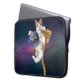 Katze mit dem Planeten und Pizza essen Laptopschutzhülle (Vorderseite Links)