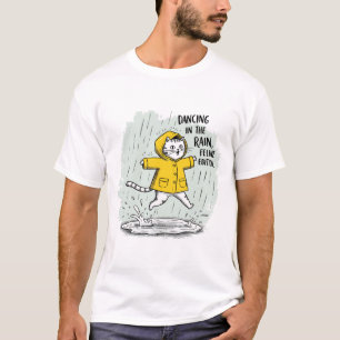 Katze mit einem Regenmantel, die in Pfützen spring T-Shirt